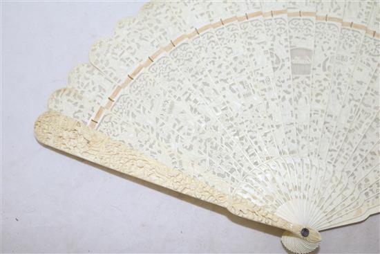 A Chinese finely carved ivory brisé fan, second half 19th century, 19cm